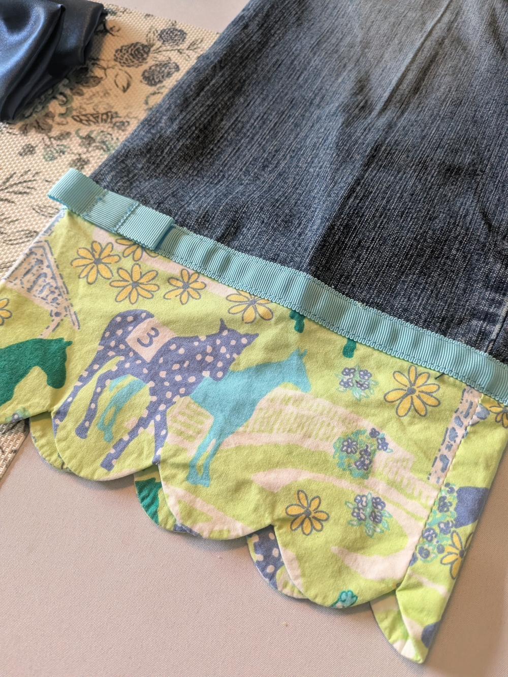 Lilly Pulitzer Wide-Leg Cropped Jeans With Designer Scalloped Hem - Picture 2 of 7